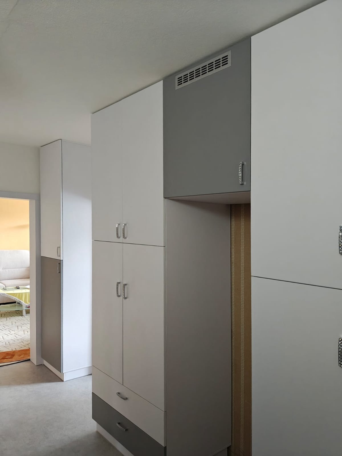 Zakázková výroba vestavných vestavěných skříní a botníků F-INTERIER s.r.o. Česká Lípa