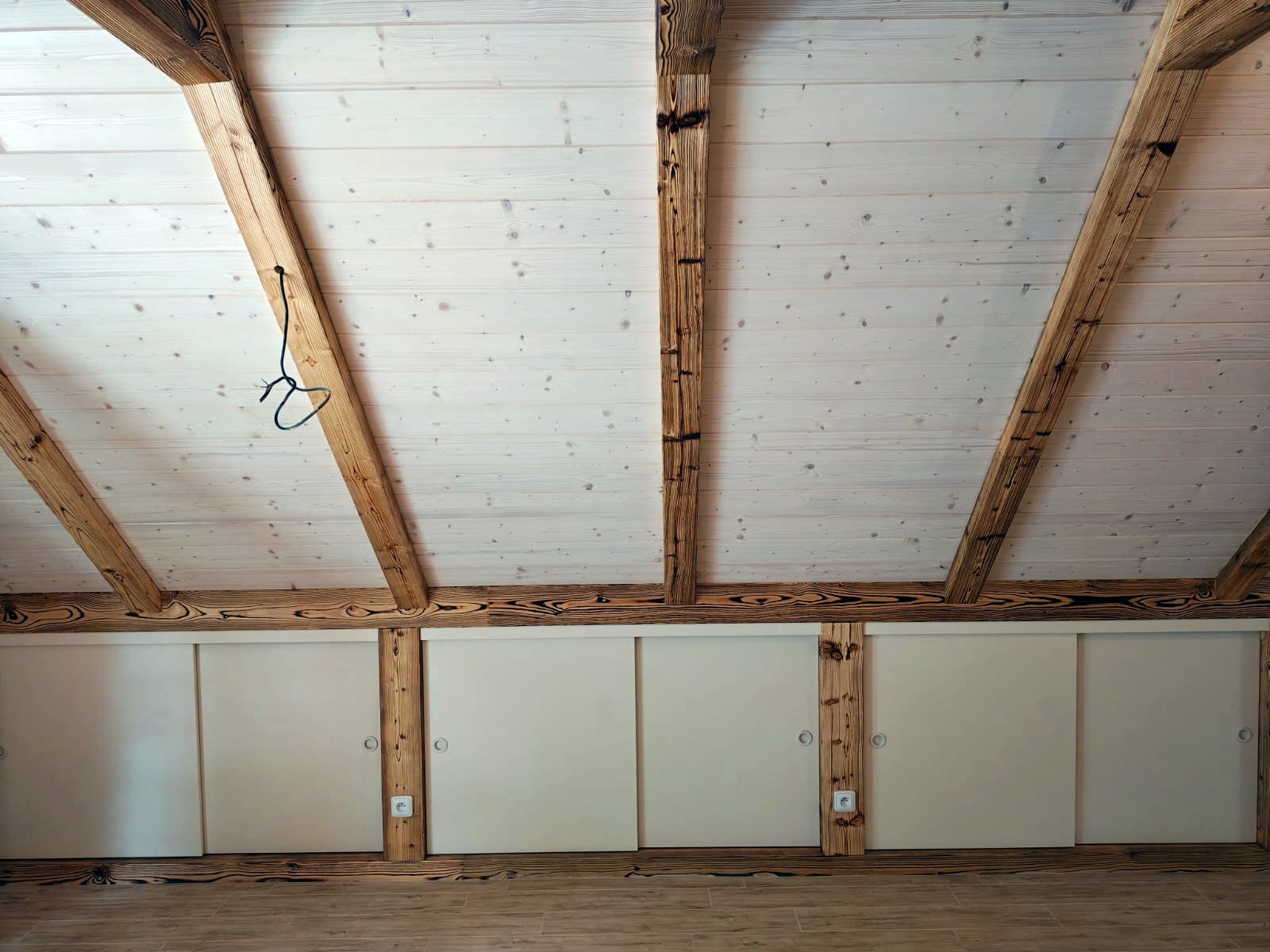 Zakázková výroba vestavných vestavěných skříní a botníků F-INTERIER s.r.o. Česká Lípa