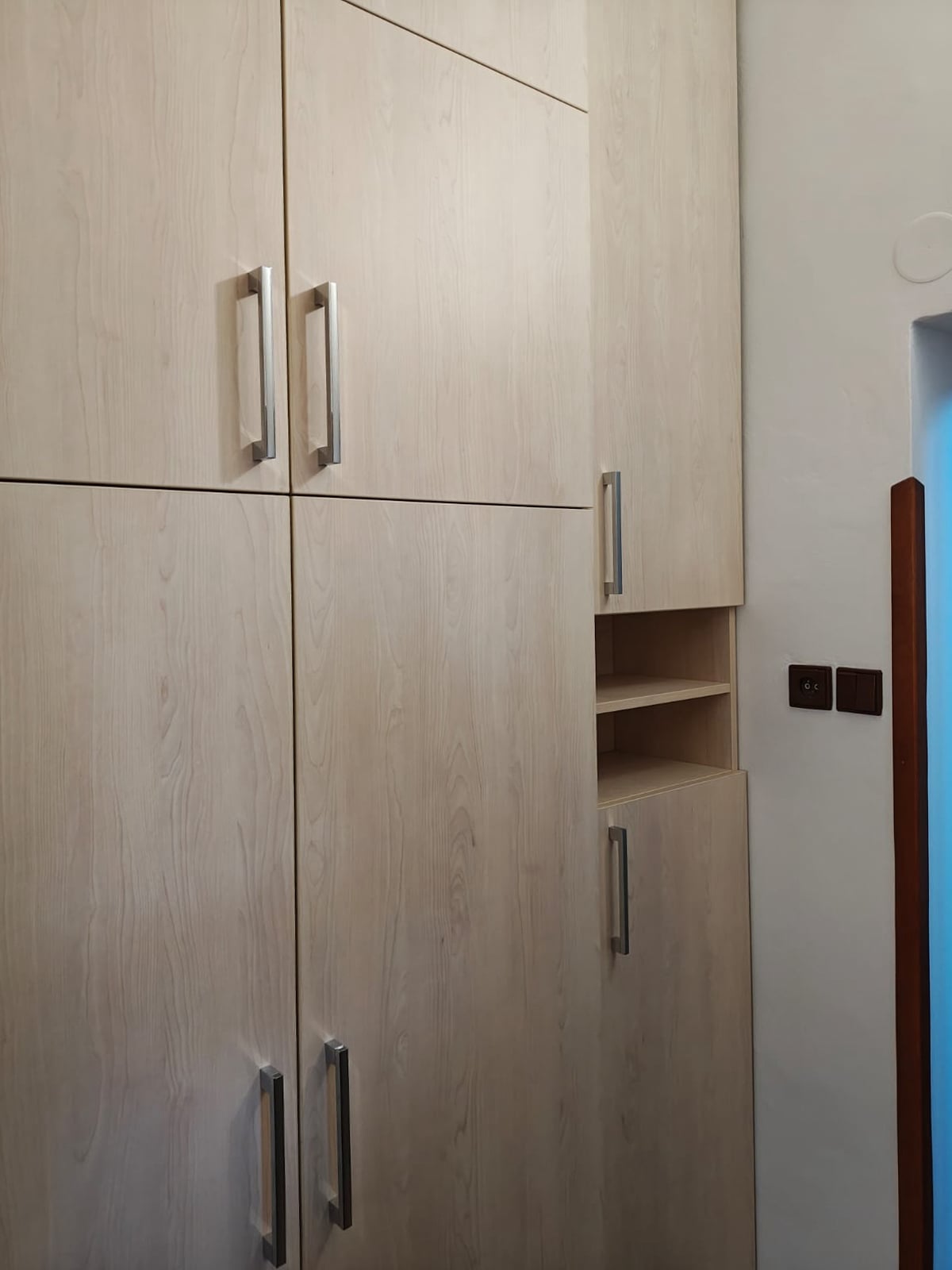 Zakázková výroba vestavných vestavěných skříní a botníků F-INTERIER s.r.o. Česká Lípa