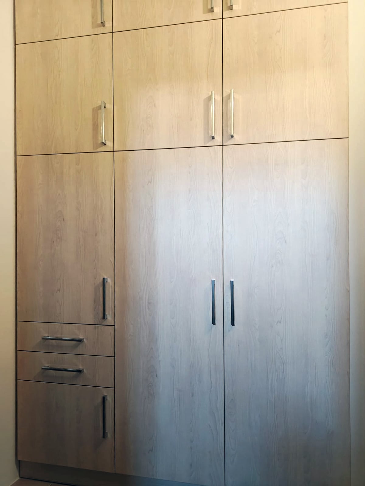 Zakázková výroba vestavných vestavěných skříní a botníků F-INTERIER s.r.o. Česká Lípa